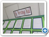 Travaux d'criture affichs sur le mur.
