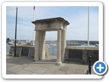 Mayflower steps : ce portique construit en 1934 dsigne le lieu d'o les plerins (pilgrims fathers) auraient quitt la terre ferme pour embarquer en 1620 sur le Mayflower en partance pour l'Amrique du nord. 
Les plerins fondrent la colonie de Plymouth dans le Massachusetts.
