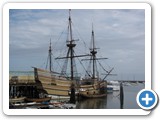 Mayflower II Museum  Plymouth, USA

Le Mayflower II, une rplique  l'identique du Mayflower ("Fleur de mai"), le vaisseau qui en 1620 transporta 102 immigrants anglais entre Plymouth (en Angleterre) et la colonie de Plymouth, dans le Massachusetts. Cette reproduction a t construite dans le Devon (en Angleterre) et a travers l'Atlantique en 1957.
Photo Michel Tribehou (2009)
